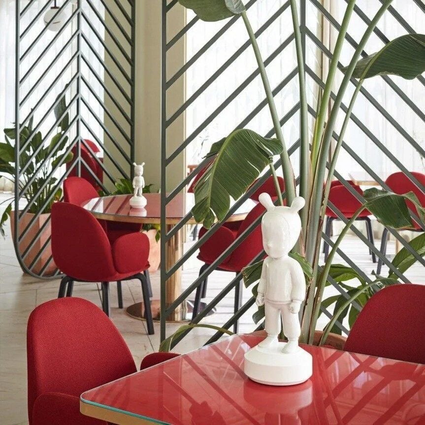 THE WHITE GUEST - LARGE