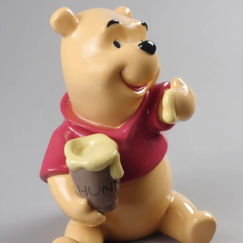 WINNIE THE POOH FIGURINE