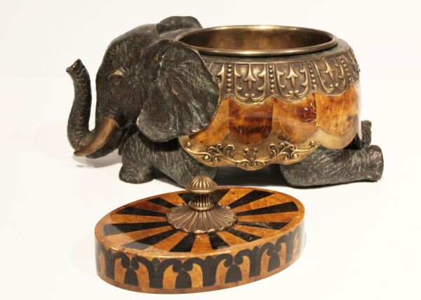 KNEELING ELEPHANT BOX