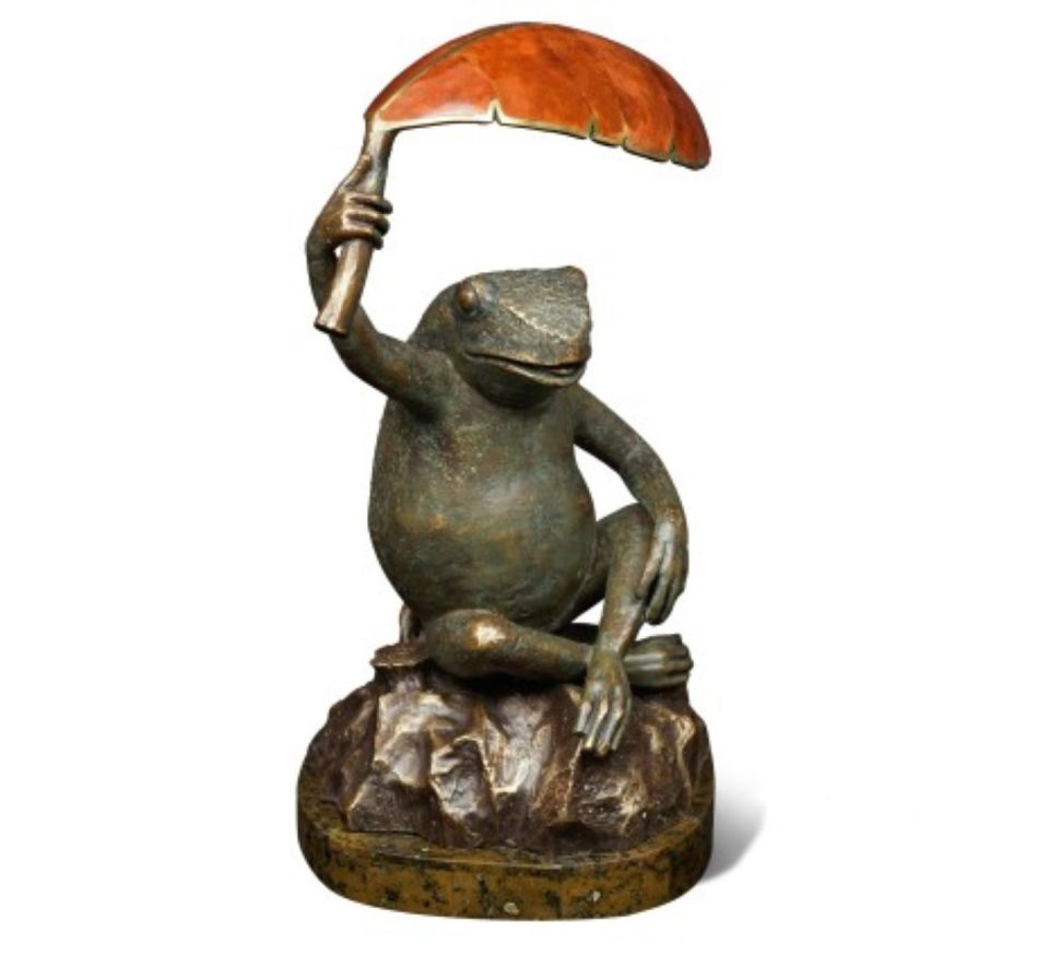 FROG HOLDING A PEN SHELL