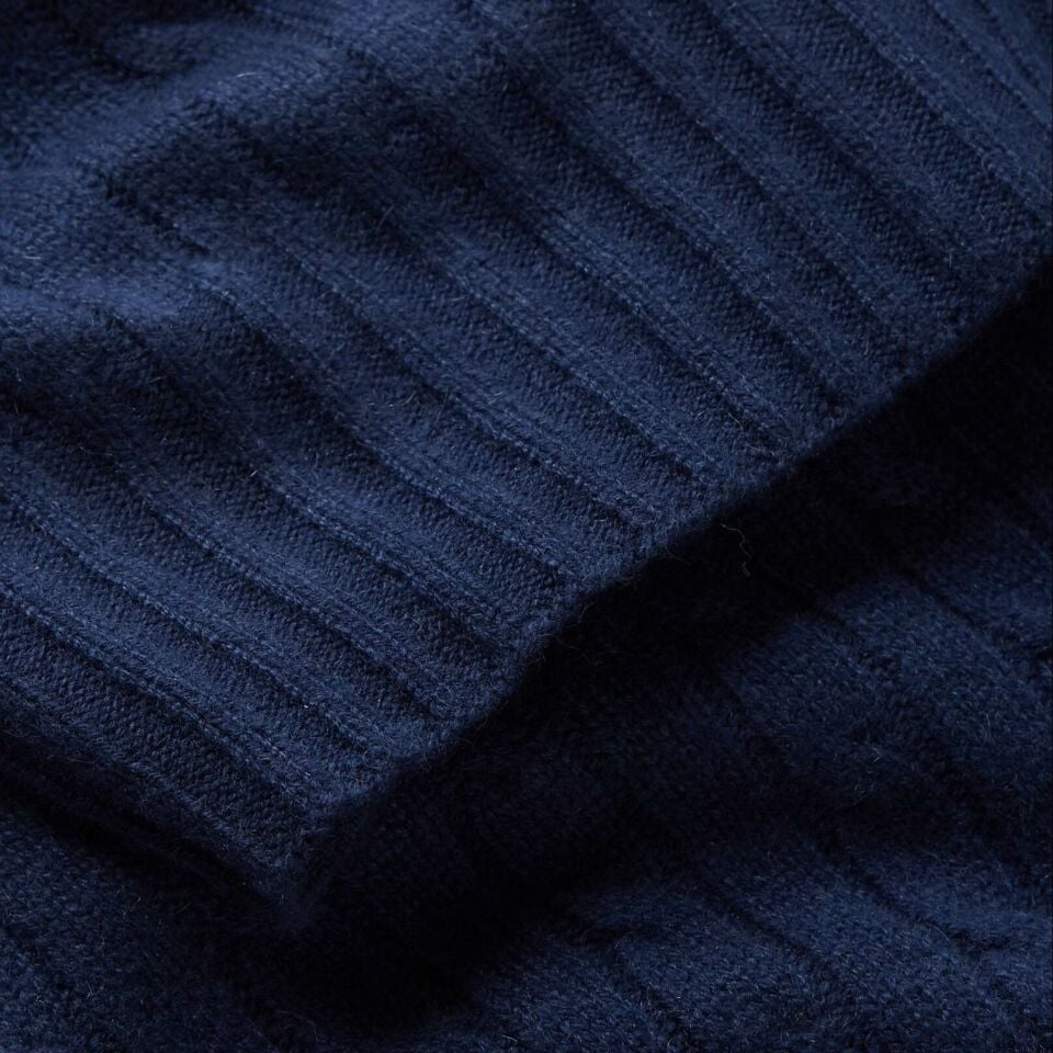 THE ICONIC CABLE CASHMERE THROW BLANKET