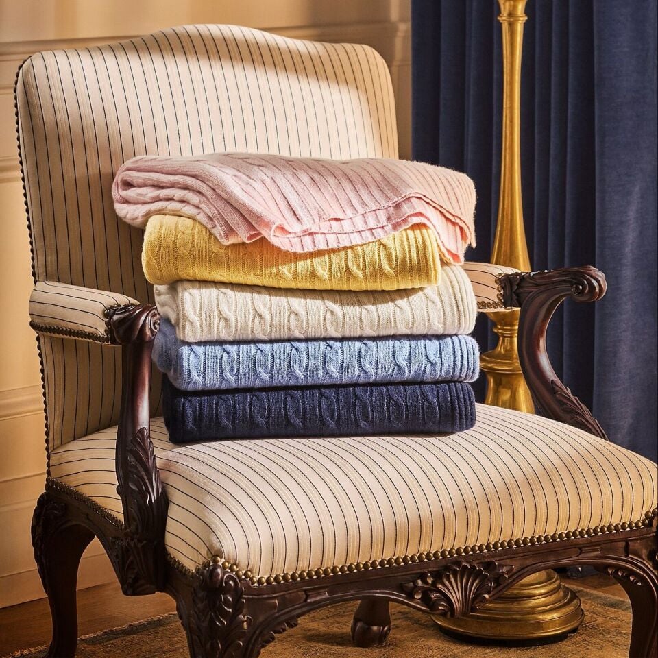 THE ICONIC CABLE CASHMERE THROW BLANKET