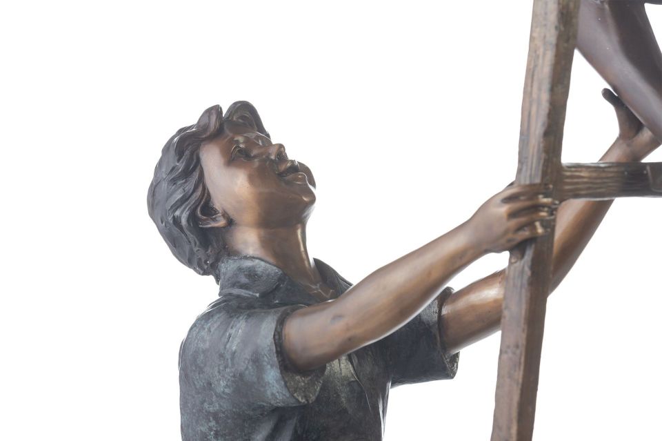 MERDİVENE TIRMANAN ÇOCUKLAR